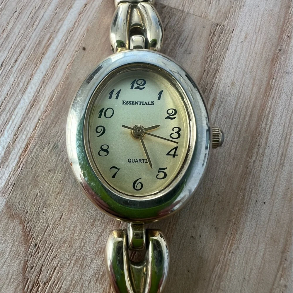 Timex essentials ladies oval gold tone bracelet watch NEW BATTERY